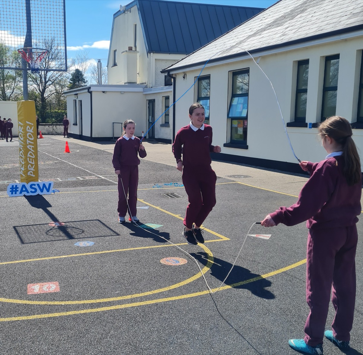 Pupils playing on the yard in front of the school building